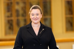 Seimo narės A. Jakavičiutės-Miliauskienės pranešimas: „Kiekvienoje Lietuvos mokykloje privalo atsirasti nemokamos higienos priemonių dėžutės mergaitėms“